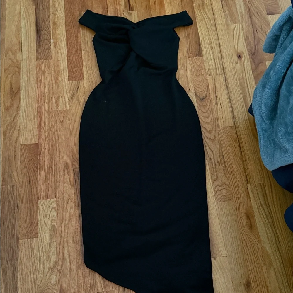 Elegant Black Off-Shoulder Dress - Picture 1 of 1